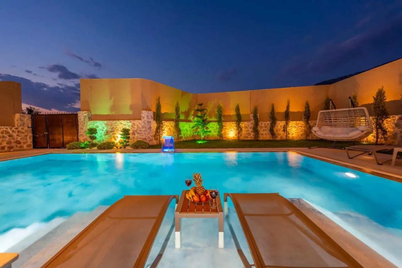 Luxury 4-Bed Villa With Private Pool And Jacuzzi Ovacık 0*,